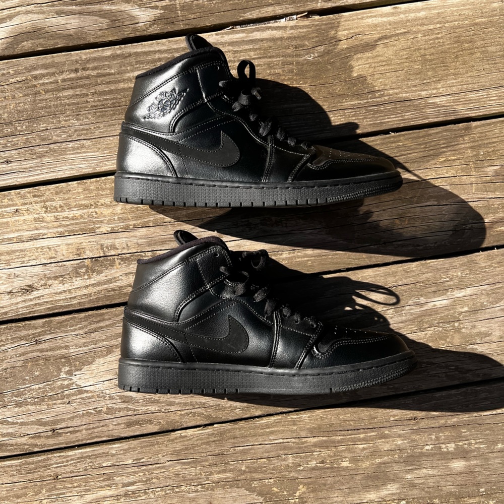 Jordan 1 Mid Triple Black SIZE 9.5